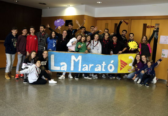 A group of students holding a Marató sign organizing some of the telethon activities in Lleida on December 16, 2018 (by Laura Alcalde)